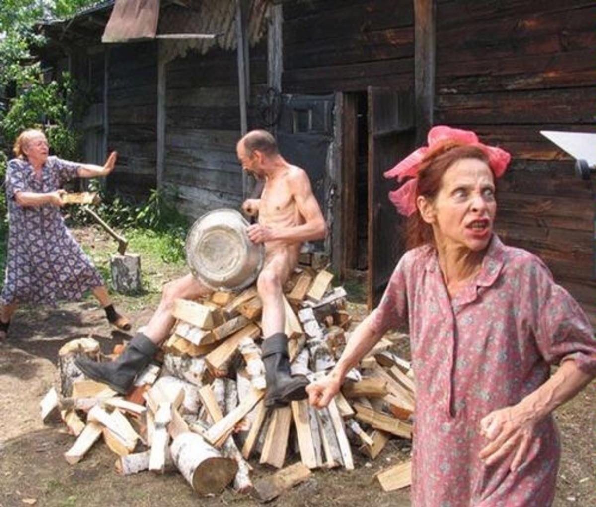 С дровами деревенская женщина